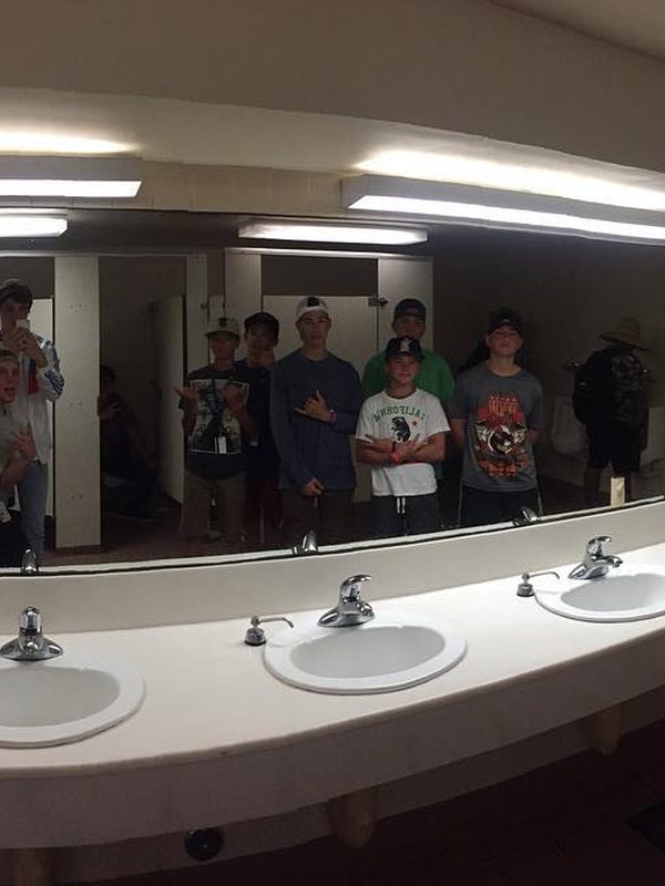 Bathroom selfies w random kids