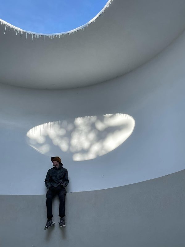 BLUE PESHER (1999) – James Turrell